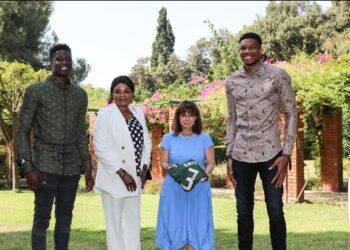 Η ΠτΔ δέχτηκε στο Προεδρικό Μέγαρο την οικογένεια Αντετοκούνμπο