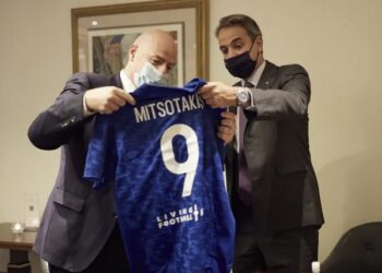 Φανέλα με το νούμερο 9 έδωσε στον Μητσοτάκη ο πρόεδρος της FIFA στη Νέα Υόρκη