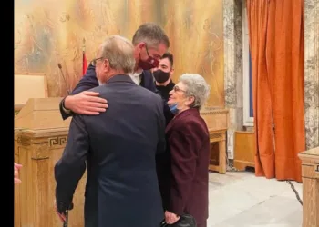 87χρονος και 85χρονη παντρεύτηκαν στο Δημαρχείο της Αθήνας