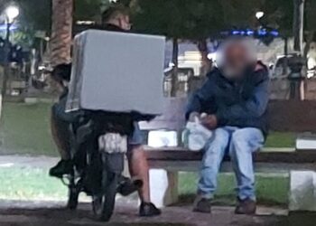 Συγκινεί ντελιβεράς στην Ελλάδα που δίνει φαγητό σε άστεγο