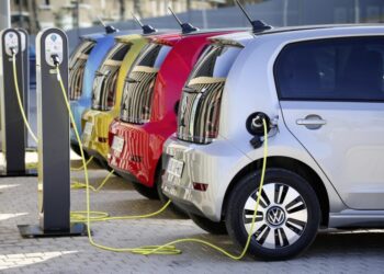 Μόνο ηλεκτρικά αυτοκίνητα θα πωλούνται στην Ελλάδα από το 2030