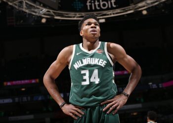 Ο Αντετοκούνμπο προβάρει το χαιρετισμό του με τον πρόεδρο των ΗΠΑ