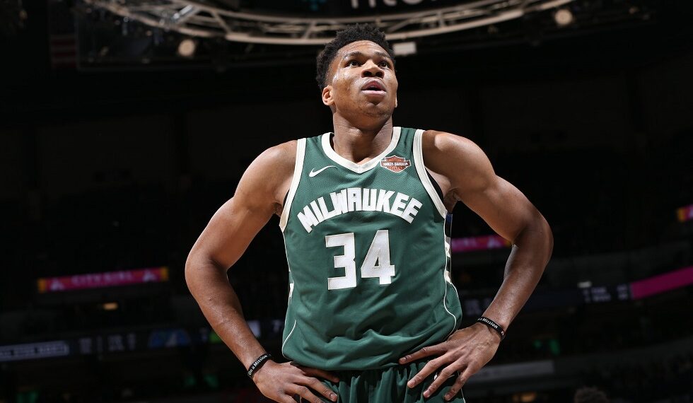 Ο Αντετοκούνμπο προβάρει το χαιρετισμό του με τον πρόεδρο των ΗΠΑ