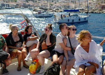 Κικίλιας στους FT: 35% περισσότεροι επισκέπτες το 2022 στην Ελλάδα