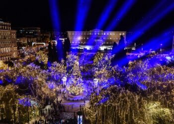 Η Αθήνα «πλημμύρισε» με φως και λάμψη για τα Χριστούγεννα