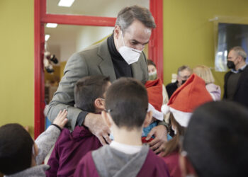 Κάλαντα από τα παιδιά της Παιδόπολης άκουσε ο Μητσοτάκης