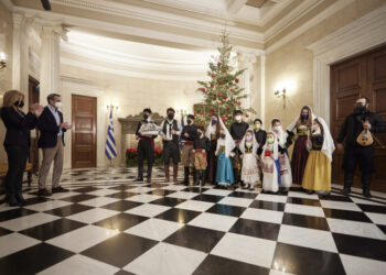 Παραδοσιακά κάλαντα της Κρήτης στο Μέγαρο Μαξίμου