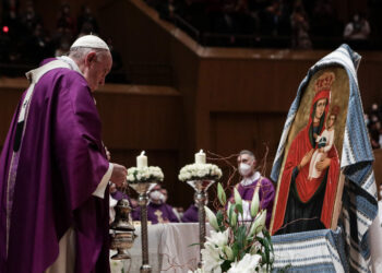 Το Χρυσό Μετάλλιο αξίας της Πόλεως των Αθηνών στον Πάπα