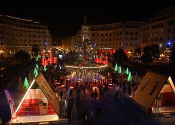 Μάγεψε η γιορτινή Αριστοτέλους – Φωταγωγήθηκε το χριστουγεννιάτικο δέντρο