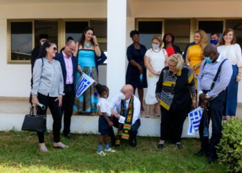 Συγκίνηση Δένδια στο Ελληνικό Σχολείο στην Γκάνα