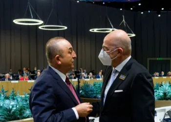 Σύντομη συνάντηση Δένδια – Τσαβούσογλου στην Στοκχόλμη