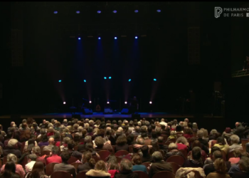 Το Παρίσι χόρεψε στους ρυθμούς της κρητικής λύρας