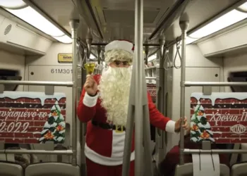 Ο Άι Βασίλης βγήκε «βόλτα» με το Μετρό της Αθήνας