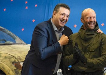 Ο Τζιτζικώστας ποζάρει με τον Jason Statham στη Θεσσαλονίκη