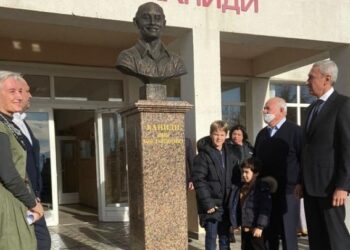 Το Μπεσλάν και οι Ομογενείς τίμησαν τον ήρωα – δάσκαλο Γιάννη Κανίδη