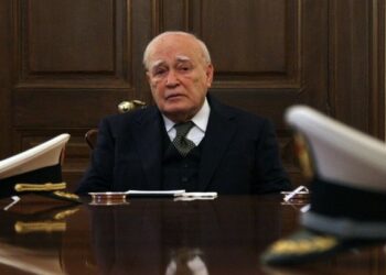 Τριήμερο δημόσιο πένθος στην Ελλάδα για τον Κάρολο Παπούλια