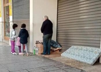 Άστεγος στη Θεσσαλονίκη έδωσε κέρματα σε παιδιά που του είπαν τα κάλαντα