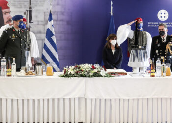 Πρωτοχρονιάτικη πίτα έκοψαν οι Εύζωνες