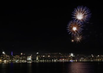 “Έκρηξη” χρωμάτων στον ουρανό της Θεσσαλονίκης για το 2022