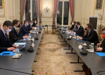 Συνάντηση Μηταράκη με τον υπουργό Εσωτερικών της Γαλλίας για το μεταναστευτικό