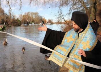 Αγιασμός των υδάτων στον ποταμό Τάμεση του Λονδίνου