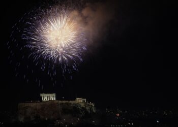 Με «βροχή» πυροτεχνημάτων υποδέχθηκε το 2022 η Ελλάδα